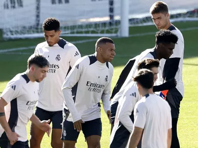 Soccer Football - Champions League - Real Madrid Training - Ciudad Real Madrid, Valdebebas, Madrid, Spain - October 21, 2024 Real Madrid's Kylian Mbappe with Jude Bellingham and teammates during training REUTERS/Juan Medina