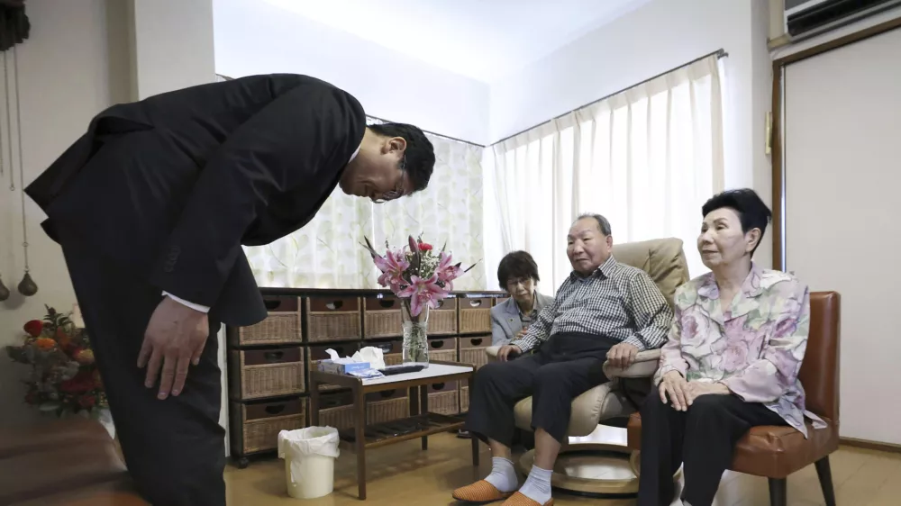 Shizuoka Prefectural Police chief Takayoshi Tsuda, left, offers an apology to former Japanese death-row inmate Iwao Hakamada, center, and his sister Hideko, right, for his decades-long suffering, at Hakamada's home in Hamamatsu, Shizuoka prefecture, central Japan, Monday, Oct. 21, 2024. (Kyodo News via AP)