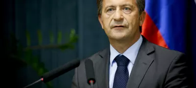 Ljubljana, MZZ. Zunanji minister Karl Erjavec je dal izjavo za medije o odlocitvi Evropskega sodisca za clovekove pravice v Strasbourgu glede varcevalcev LB ter o aktivnostih, povezanih s poplavljanjem voda v Sloveniji in sodelovanju z Avstrijo na tem podrocju. Foto: Stanko Gruden/STA