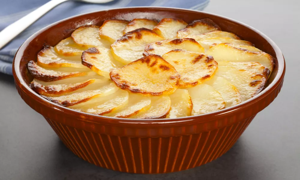 Boulangere potatoes, or scallop potato, a famous French dish of sliced onion and potato baked in stock. So called because in the past, French housewives would take it to be baked in the baker's oven. / Foto: Travellinglight