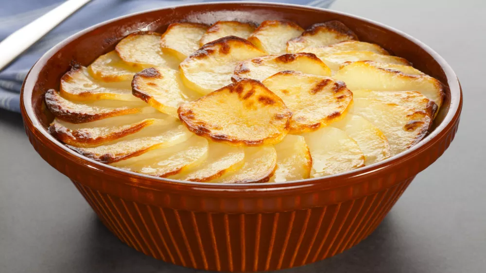 Boulangere potatoes, or scallop potato, a famous French dish of sliced onion and potato baked in stock. So called because in the past, French housewives would take it to be baked in the baker's oven. / Foto: Travellinglight