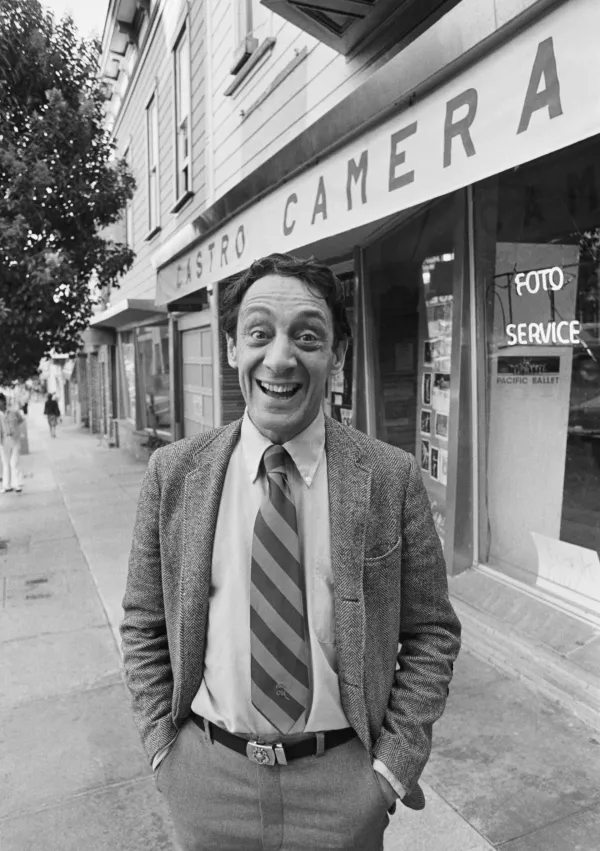 (Original Caption) 11/9/1977-San Francisco: Supervisor Harvey Milk poses outside his camera shop after his 1977 election to the Board of Supervisors. Milk and Mayor George Moscone were assassinated at City Hall by resigned supervisor Dan White. / Foto: Bettmann