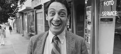 (Original Caption) 11/9/1977-San Francisco: Supervisor Harvey Milk poses outside his camera shop after his 1977 election to the Board of Supervisors. Milk and Mayor George Moscone were assassinated at City Hall by resigned supervisor Dan White. / Foto: Bettmann