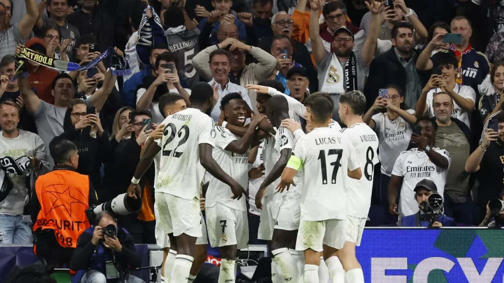 Vzdušje na stadionu Santiago Bernabeu je bilo ob koncu tekme zelo prešerno. Foto: Reuters