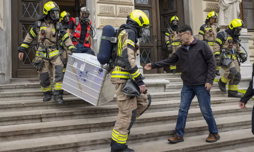 Ljubljana, Narodni muzej Slovenije.Vaja evakuacije iz objekta v organizaciji Narodnega muzeja Slovenije, Prirodoslovnega muzeja Slovenije, Slovenskega muzejskega drustva in Zavoda za varstvo kulturne dediscine Slovenije skupaj z Gasilsko brigado Ljubljana, Policijsko upravo Ljubljana, ministrstvom za kulturo in drzavnim zborom.