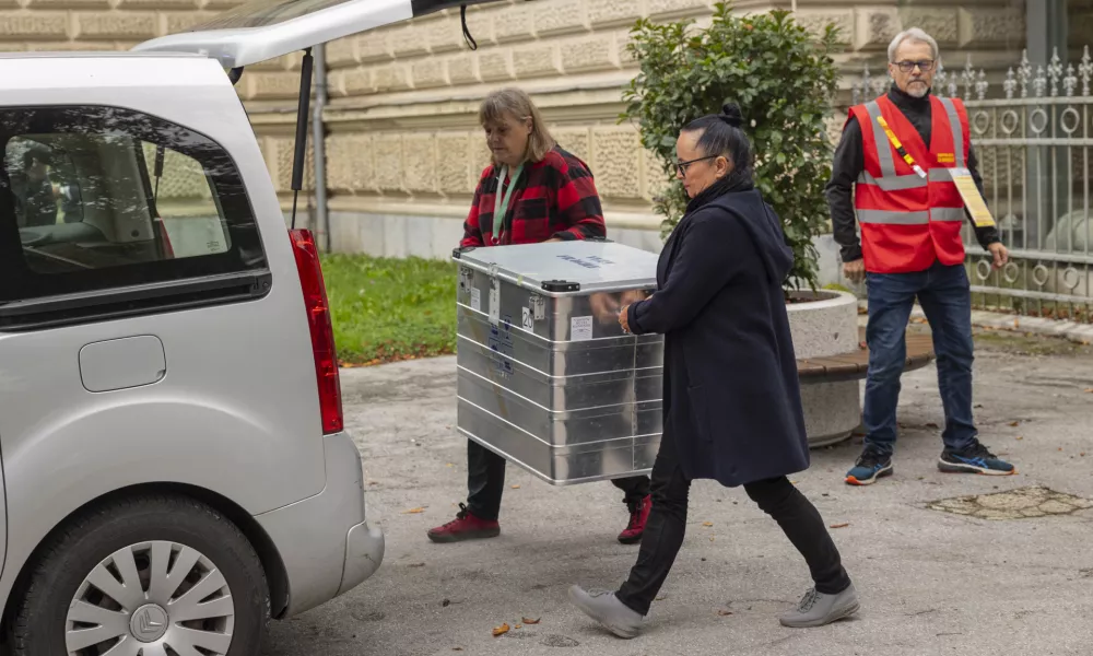 Ljubljana, Narodni muzej Slovenije.Vaja evakuacije iz objekta v organizaciji Narodnega muzeja Slovenije, Prirodoslovnega muzeja Slovenije, Slovenskega muzejskega drustva in Zavoda za varstvo kulturne dediscine Slovenije skupaj z Gasilsko brigado Ljubljana, Policijsko upravo Ljubljana, ministrstvom za kulturo in drzavnim zborom.