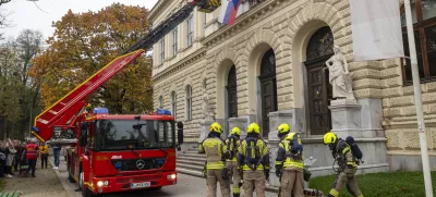 Ljubljana, Narodni muzej Slovenije.Vaja evakuacije iz objekta v organizaciji Narodnega muzeja Slovenije, Prirodoslovnega muzeja Slovenije, Slovenskega muzejskega drustva in Zavoda za varstvo kulturne dediscine Slovenije skupaj z Gasilsko brigado Ljubljana, Policijsko upravo Ljubljana, ministrstvom za kulturo in drzavnim zborom.