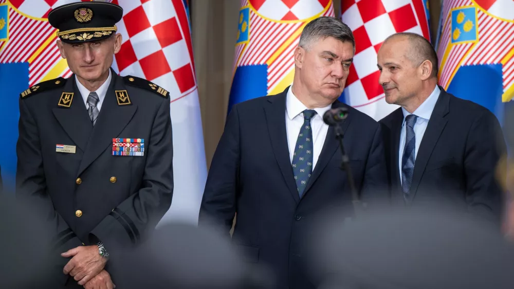 28.05.2024., Zagreb - Predsjednik Republike i vrhovni zapovjednik Oruzanih snaga Republike Hrvatske uprilicio je svecani prijam u Uredu predsjednika RH u prigodi obiljezavanja Dana Hrvatske vojske, Dana Hrvatske kopnene vojske i 33. obljetnice ustrojavanja Hrvatske vojske. Tim povodom Predsjednik Republike urucio je odlikovanja i promaknuca pripadnicima Oruzanih snaga Republike Hrvatske. nacelnik Glavnog stozera Oruzanih snaga Republike Hrvatske general-pukovnik Tihomir Kundid, predsjednik Republike Hrvatske Zoran Milanovic, predstojnik Ureda predsjednika RH Orsat Miljenic Photo: Neva Zganec/PIXSELL