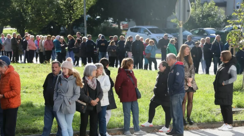 Slovenska Bistrica, gneča pred zdravstvenim domom.