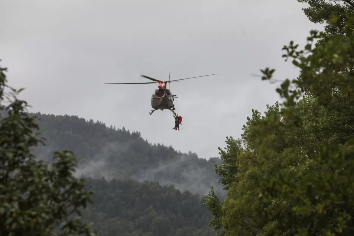 - Poplavljeno naselje Sorška cesta v Škofja Loki.- Reševanje družine iz poplavljene hiše z vojaškim helikopterjem.- 04.08.2023. Močno deževje in hude ujme so zajele vso Slovenijo in povzročile hude poplave, plazove in zastoje v prometu..//FOTO: Bojan Velikonja