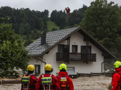 - Poplavljeno naselje Sorška cesta v Škofja Loki.- Reševanje družine iz poplavljene hiše z vojaškim helikopterjem.- 04.08.2023. Močno deževje in hude ujme so zajele vso Slovenijo in povzročile hude poplave, plazove in zastoje v prometu..//FOTO: Bojan Velikonja