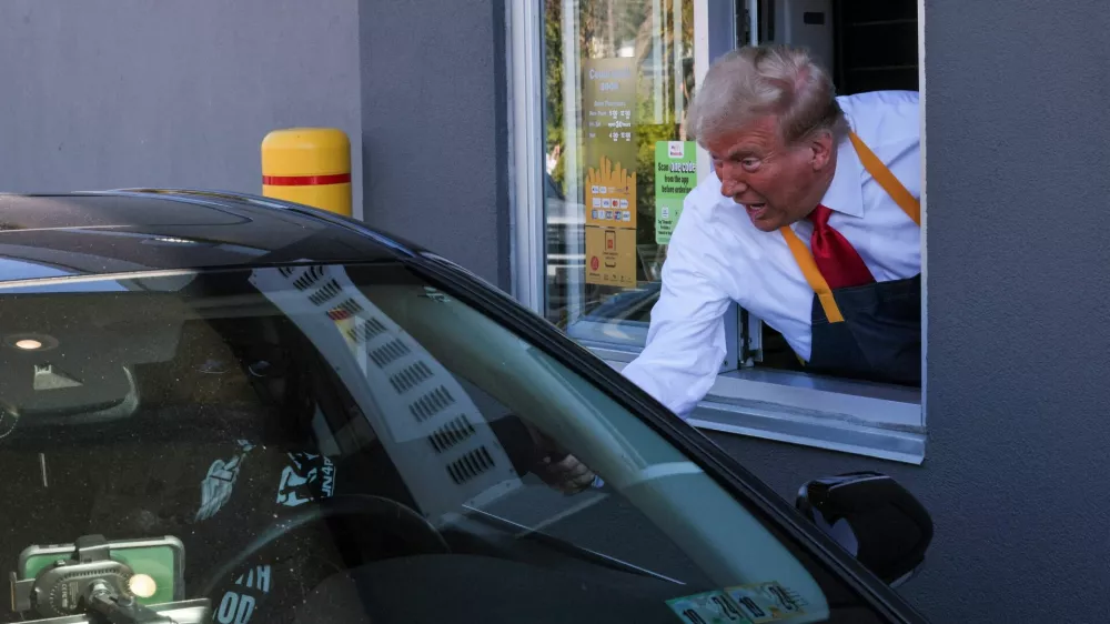 Republican presidential nominee and former U.S. President Donald Trump serves food at a McDonalds restaurant in Feasterville-Trevose, Pennsylvania, U.S. October 20, 2024. REUTERS/Brian Snyder    TPX IMAGES OF THE DAY   REFILE - REMOVING REFERENCE TO CUSTOMER