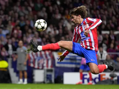 Atletico Madrid's Antoine Griezmann tries to control the ball during the Champions League opening phase soccer match between Atletico Madrid and Lille at the Metropolitano stadium in Madrid, Spain, Wednesday, Oct. 23, 2024. (AP Photo/Manu Fernandez)