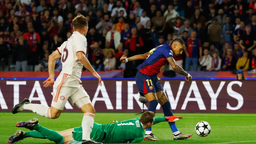 Soccer Football - Champions League - FC Barcelona v Bayern Munich - Estadi Olimpic Lluis Companys, Barcelona, Spain - October 23, 2024 FC Barcelona's Raphinha scores their first goal REUTERS/Albert Gea   TPX IMAGES OF THE DAY