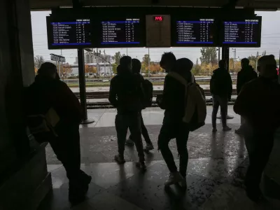 ﻿- simbolična fotografija - brezplačen medkrajevni javni potniški promet za vse upokojence in starejše od 65 let -  - 06.11.2019 - Želežniška postaja Ljubljana -  //FOTO: Luka Cjuha.