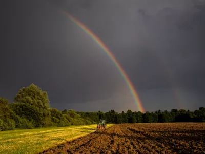 ﻿simboličana fotografija, kmetijstvo, obdelava zamlje, oranje, traktor.- 11.06.2021 - Mavrica nad ljubljanskim barjem //FOTO: Bojan Velikonja