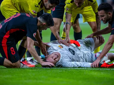 FILED - 22 September 2024, Spain, Villarreal: Barcelona goalkeeper Marc-Andre ter Stegen receives treatment after picking up an injury during the Spanish Division Primera soccer match between FC Villarreal and FC Barcelona at the Estadio de la Ceramica. Barcelona and Germany goalkeeper Marc-Andre ter Stegen hopes to recover from a serious knee injury and make his comeback still this year. Photo: Revierfoto/dpa