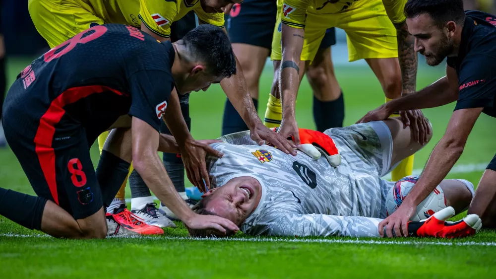 FILED - 22 September 2024, Spain, Villarreal: Barcelona goalkeeper Marc-Andre ter Stegen receives treatment after picking up an injury during the Spanish Division Primera soccer match between FC Villarreal and FC Barcelona at the Estadio de la Ceramica. Barcelona and Germany goalkeeper Marc-Andre ter Stegen hopes to recover from a serious knee injury and make his comeback still this year. Photo: Revierfoto/dpa