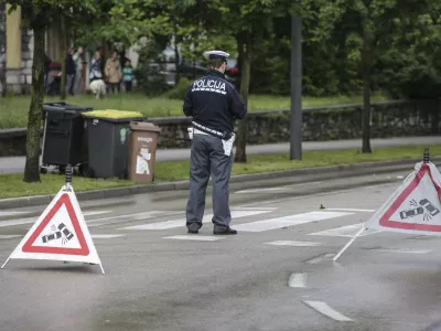 ﻿- 12.05.2016 - prometna nesreča - Vilharjeva cesta - ogled kraja prometne nesreče - policija - varnost v prometu   ///FOTO: Luka Cjuha.