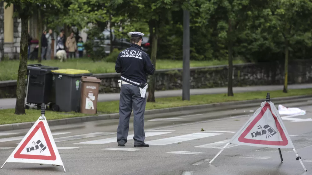 ﻿- 12.05.2016 - prometna nesreča - Vilharjeva cesta - ogled kraja prometne nesreče - policija - varnost v prometu   ///FOTO: Luka Cjuha.