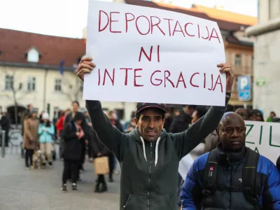 transparent DEPORTACIJA NI INTEGRACIJA- 28.03.2023 – protest  v Ljubljani - protestni shod proti diskriminatornim ukrepom, povezanim z zakonom o tujcih, in težavam, s katerimi se srečujejo prosilci za azil, ki ga pripravljajo nekatere civilnodružbene organizacije, sindikati in prosilci za azil; //FOTO: Bojan Velikonja