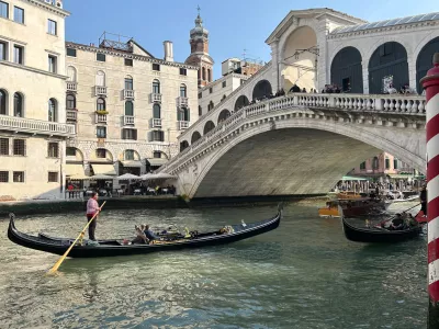 FILED - 05 April 2024, Italy, Venice: A gondola with tourists in front of the Rialto Bridge in the center of Venice. Day trippers to Venice will have to pay ·10 () to spend a couple of hours in the popular Italian destination when the season starts in mid-April next year, the city authorities announced on Thursday. Photo: Christoph Sator/dpa / Foto: Christoph Sator