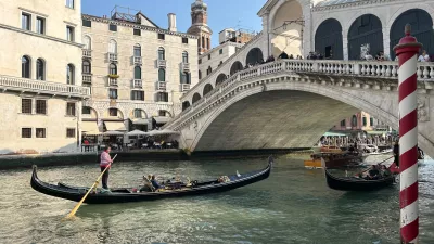 FILED - 05 April 2024, Italy, Venice: A gondola with tourists in front of the Rialto Bridge in the center of Venice. Day trippers to Venice will have to pay ·10 () to spend a couple of hours in the popular Italian destination when the season starts in mid-April next year, the city authorities announced on Thursday. Photo: Christoph Sator/dpa / Foto: Christoph Sator