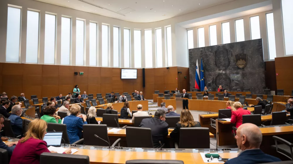 Ljubljana, DZ.Izredna seja DZ, na kateri so med drugim obravnavali predlog zakona o skupnih temeljih sistema plac v javnem sektorju.