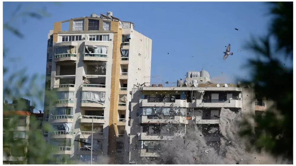 Južni Bejrut se z napadi izraelske vojske vse bolj spreminja v novo Gazo. Tako se je po raketnem napadu sesedel eden od tamkajšnjih blokov. Foto: Reuters