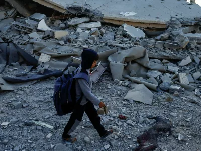 A Palestinian child walks at the site of an Israeli strike on a house, in Khan Younis in the southern Gaza Strip October 25, 2024. REUTERS/Mohammed Salem