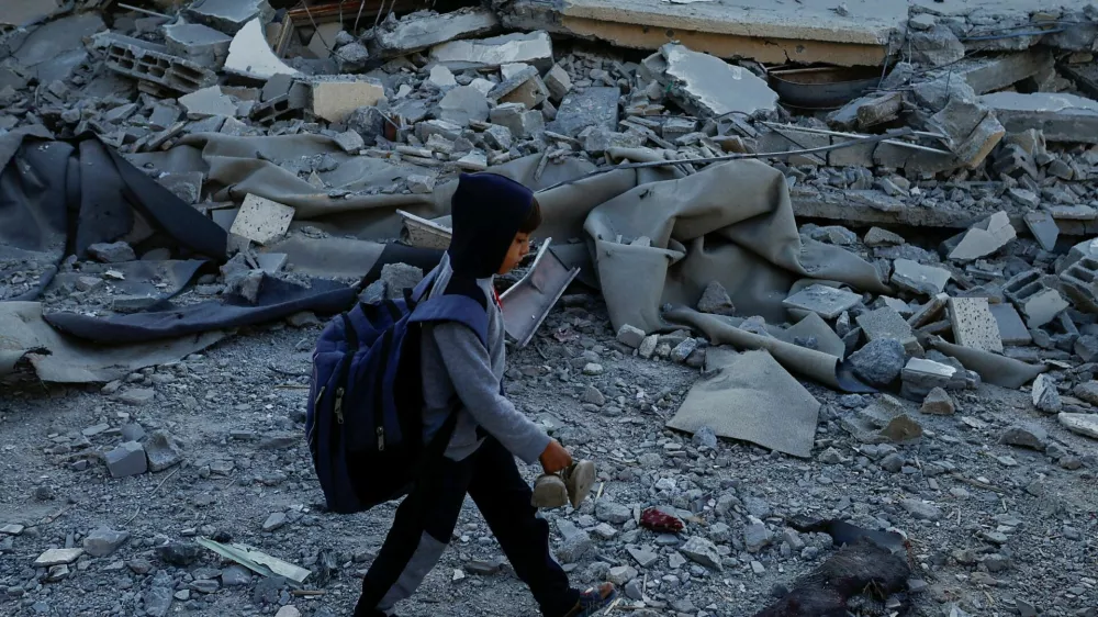 A Palestinian child walks at the site of an Israeli strike on a house, in Khan Younis in the southern Gaza Strip October 25, 2024. REUTERS/Mohammed Salem