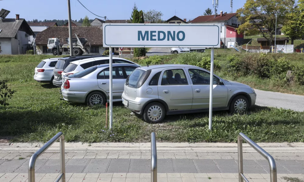 Po rekonstrukciji železnice po trenutnih načrtih v Mednem ne bo več postaje. Foto: Jaka Gasar 