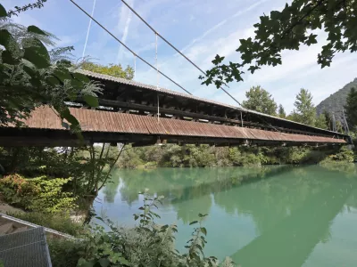 ﻿Brv med Vikrčami in Mednim je lani odnesla ujma. V kratkem bodo začeli gradnjo nove, trajala bo osem mesecev. Na fotografiji brv pred lanskim avgustom. Foto: Tomaž Skale 