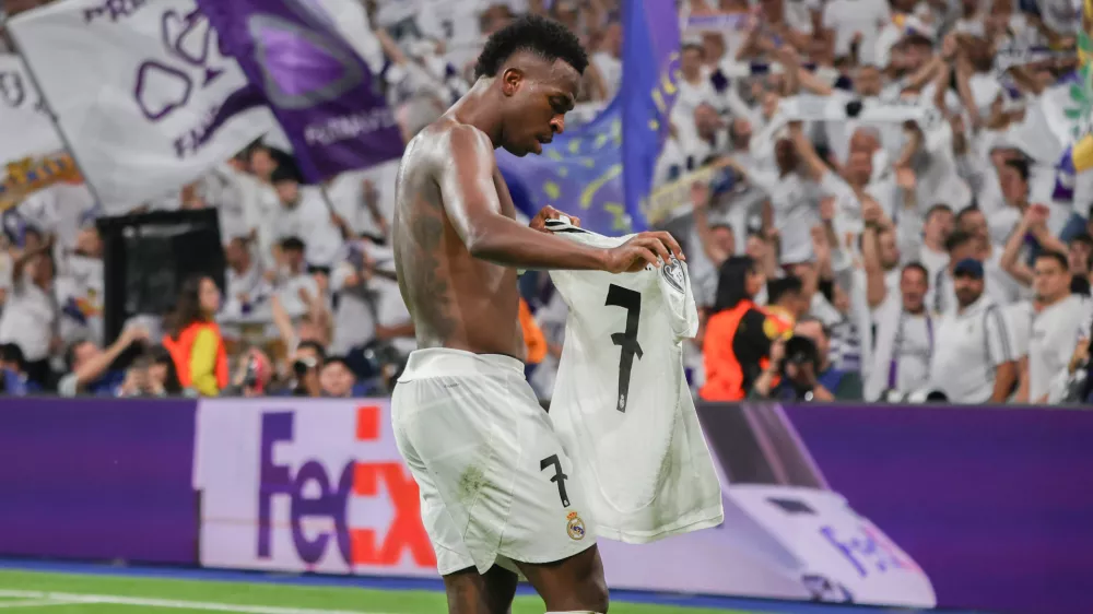 FILED - 22 October 2024, Spain, Madrid: Madrid's Vinicius Junior celebrates scoring his side's fourth goal during the UEFA Champions League soccer match between Real Madrid and Borussia Dortmund at the Santiago Bernabeu stadium. Photo: David Canales/dpa