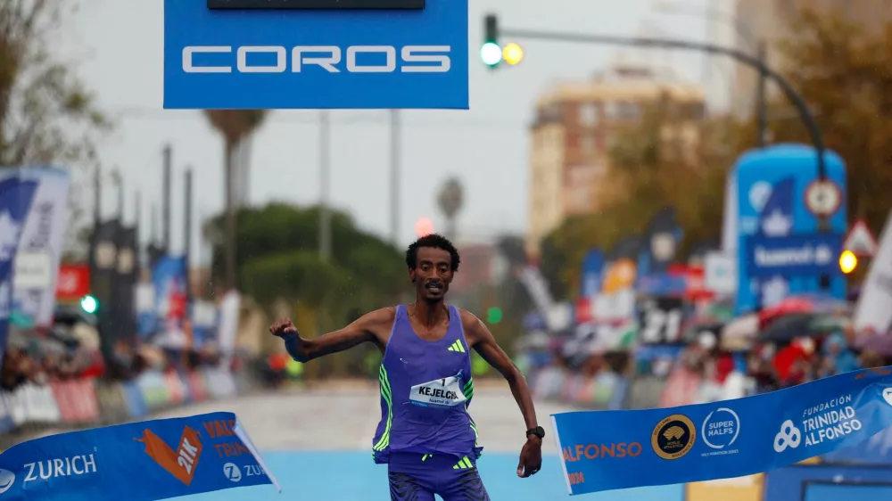 Athletics - Valencia Half Marathon - Valencia, Spain - October 27, 2024 Ethiopia's Yomif Kejelcha wins and sets a new half marathon world record with a time of 57 minutes 30 seconds REUTERS/Eva Manez