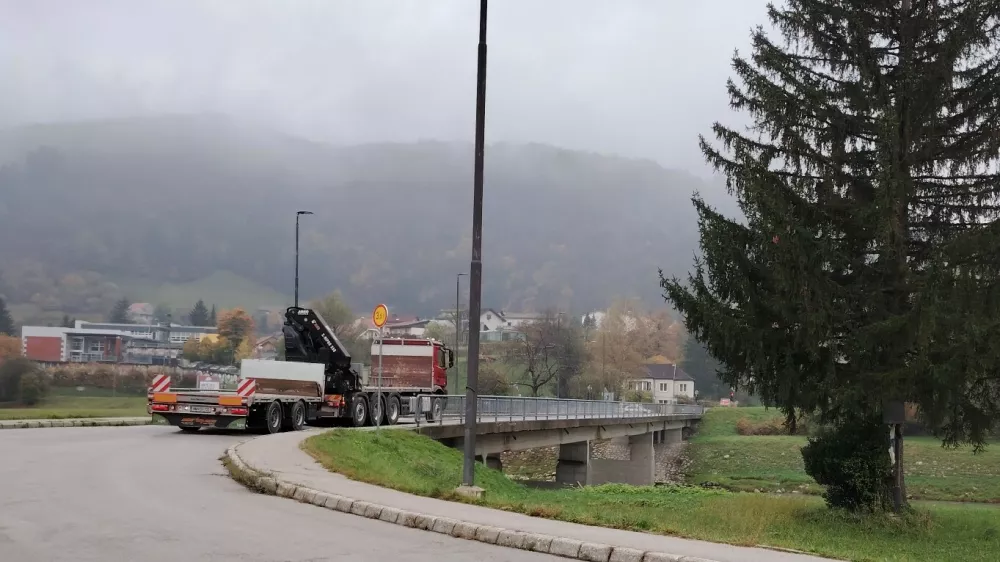 Zaradi tega mostu na Polulah čez Savinjo v Celju, kot tudi mostu čez Voglajno pri Topru, je Mestna občina Celje morala sprejeti rebalans občinskega proračuna. Foto: Mojca Marot