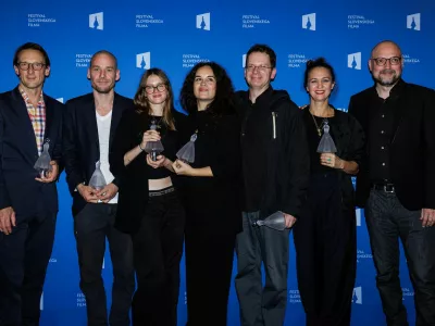 Z vesnami nagrajeni ustvarjalci filma Odrešitve za začetnike: Marko Mandić, Mitja Ličen, Mila Bezjak, Sonja Prosenc, Primož Hladnik, Katarina Stegnar in Boris Benko. F Katja Goljat, Matjaž Rušt