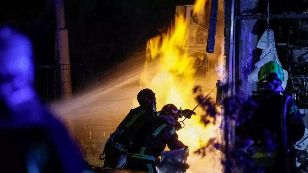 Firefighters work at a site of an apartment building hit by a Russian drone strike, amid Russia's attack on Ukraine, in Kyiv, Ukraine October 29, 2024. REUTERS/Gleb Garanich