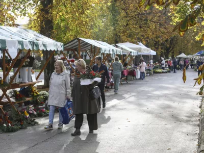 Na pokopališčih je te dni velika gneča, tudi na ljubljanskih Žalah. Foto: Luka Cjuha 