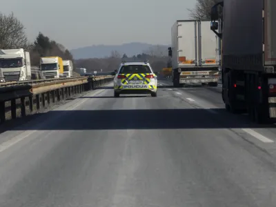 ﻿- 15.01.2021 – Primorska avtocesta – novi prometni zakon za tovornjake - prepoved prehitevanja za tovorna vozila med 6. in 18. uro na avtocesti A1 med Šentiljem in Koprom – tovornjaki – tovornjakarji - policija //FOTO: Jaka Gasar