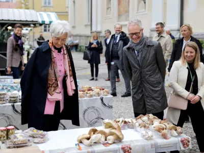 Ljubljana.Spremljevalni program v okviru monetarne seje sveta ECB.Sprehod predstavnikov Evropske centralne banke (ECB) in Banke Slovenije (BS) po centru Ljubljane, ob robu seje sveta ECB.Predsednica ECB Christine Lagarde in guverner BS Bostjan Vasle.