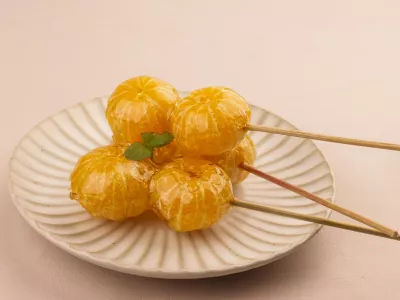 Tanghulu is Skewered Fruits Dipped in Sweet Sugar Syrup. / Foto: Sri Widyowati