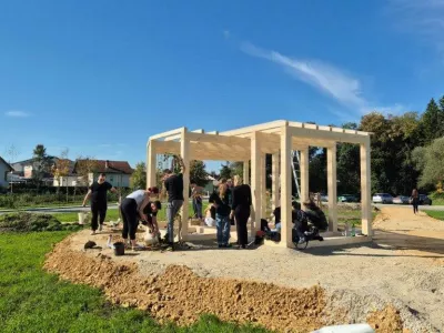 Študenti so z lokalnimi obrtniki pri Domu za starejše občane SenCura postavili paviljon. Foto: Občina Komenda