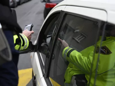 - preizkus alkoholiziranosti - alkotest, alkohol v prometu, policija - 06.12.2022 - policisti Postaje prometne policije Ljubljana vršili postopke preizkusov alkoholiziranosti voznikov v prometu na Kotnikovi ulici pred poslopjem Agencije za varnost prometa - //FOTO: Nik Erik Neubauer