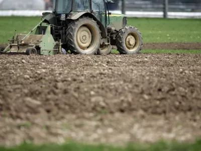 ﻿Kleče - kmetijsko zemljišče - poljedelstvo - polje - traktor - oranje//FOTO: Bojan Velikonja