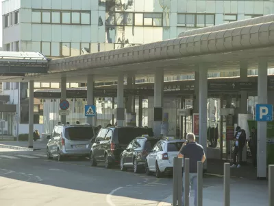 Taxi parking - letališče - parkirno mesto za taxi31.10.2024 - Letališče Jožeta Pučnika Ljubljana - Fraport Slovenija Upravljavec ljubljanskega letališča.FOTO: LUKA CJUHA