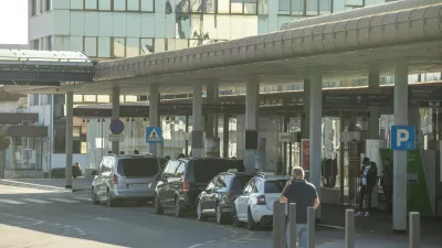 Taxi parking - letališče - parkirno mesto za taxi31.10.2024 - Letališče Jožeta Pučnika Ljubljana - Fraport Slovenija Upravljavec ljubljanskega letališča.FOTO: LUKA CJUHA