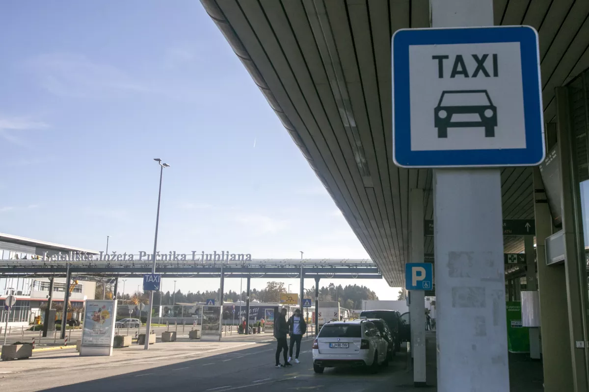 Taxi parking - letališče - parkirno mesto za taxi31.10.2024 - Letališče Jožeta Pučnika Ljubljana - Fraport Slovenija Upravljavec ljubljanskega letališča.FOTO: LUKA CJUHA