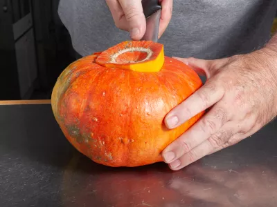 Halloween pumpkin cutting process, process of making Jack-o-lantern. How to make jack-o-lantern at home - step by step. step 6. Halloween autumn concept. Pumpkin Jack. Symbol of the autumn holiday. / Foto: Mario Elias Munoz Valencia