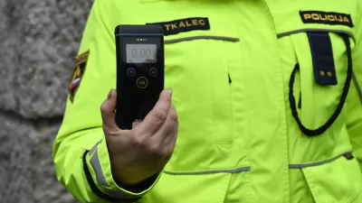 - preizkus alkoholiziranosti - alkotest, alkohol v prometu, policija - 06.12.2022 - policisti Postaje prometne policije Ljubljana vršili postopke preizkusov alkoholiziranosti voznikov v prometu na Kotnikovi ulici pred poslopjem Agencije za varnost prometa - //FOTO: Nik Erik Neubauer